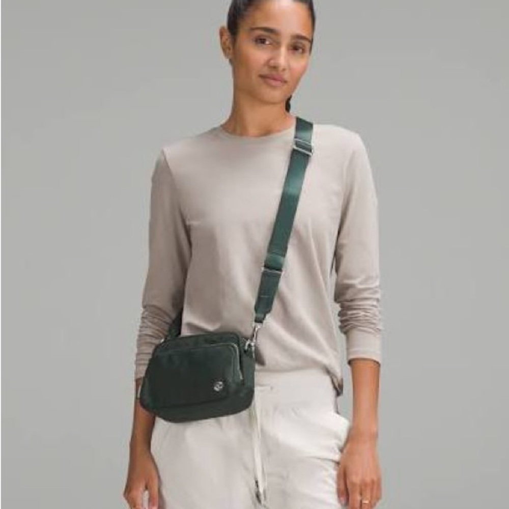 lululemon athletica everywhere Crossbody Bag 2L Oil Grey/Silver - Picture 3 of 7